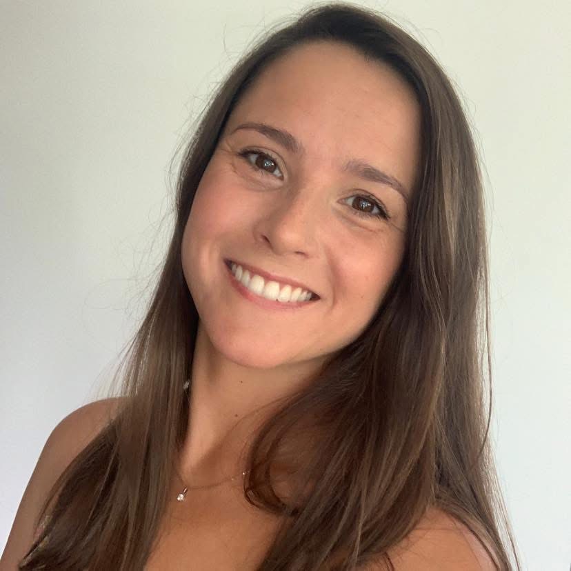 Portrait de Lauren Clermont, souriante et regardant vers l'objectif avec un fond neutre.